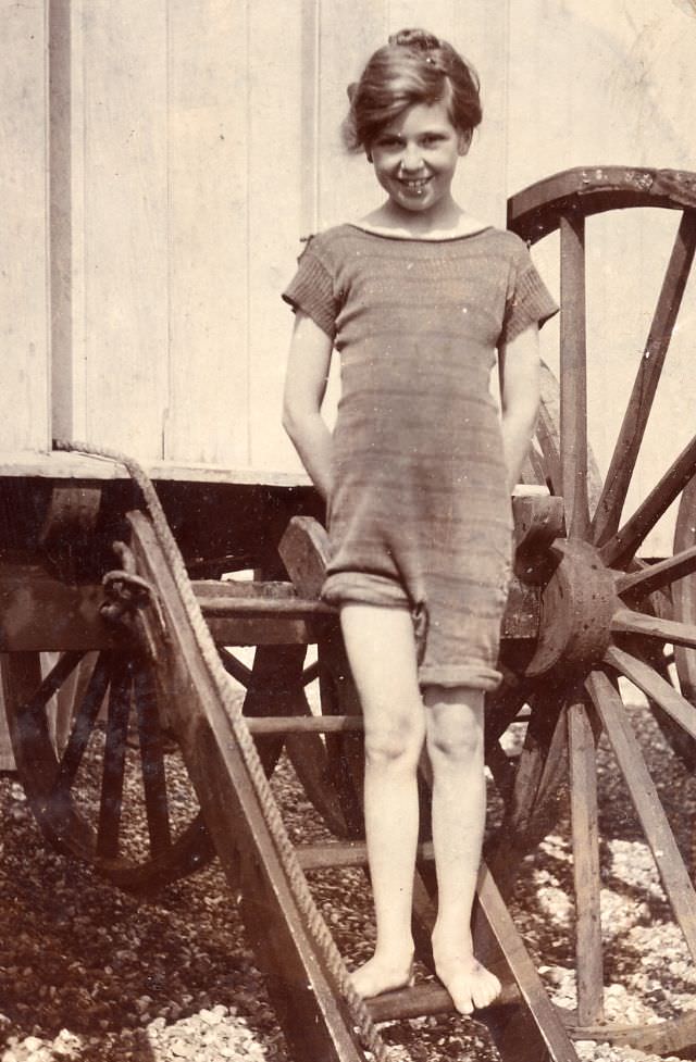 Going Swimming On Wheels: 50+ Historic Photos Of Bathing Machines From Victorian Era