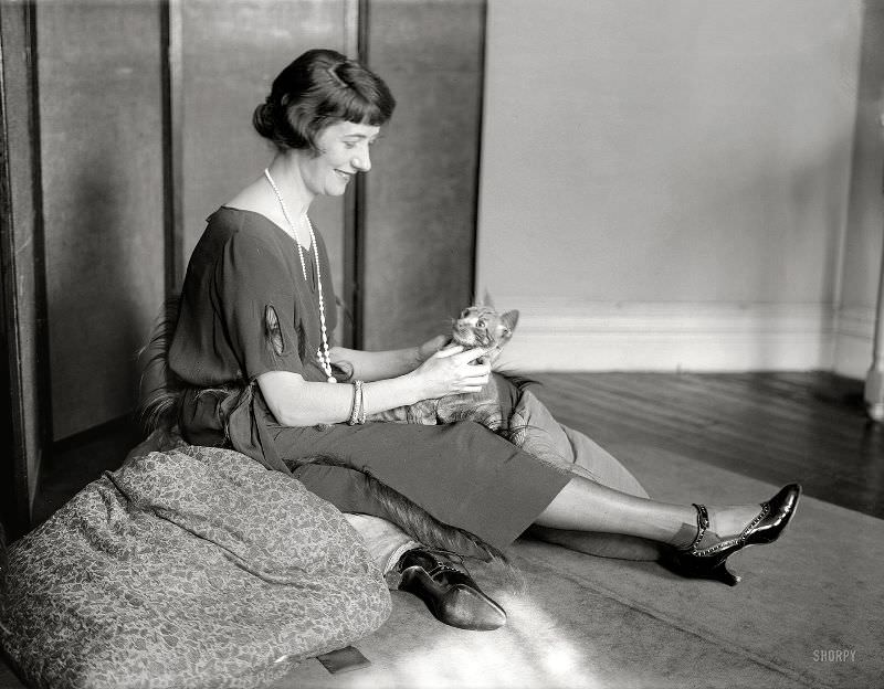 Actress Lynn Fontanne With Her Kitty, 1922