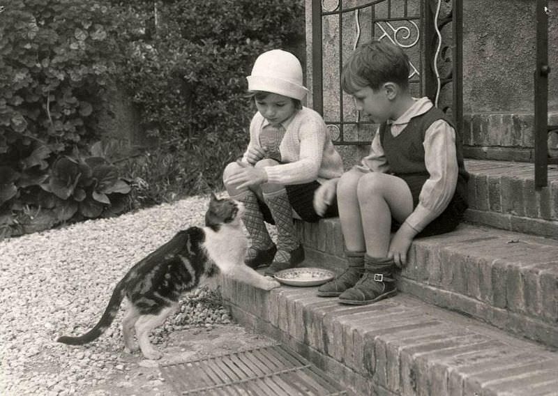 Kids And A Kitty, 1920
