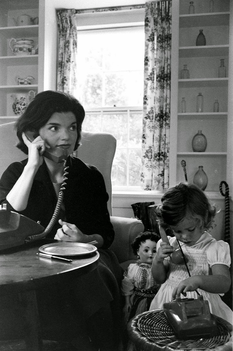 Jackie Kennedy and Caroline Kennedy on the telephone, 1960