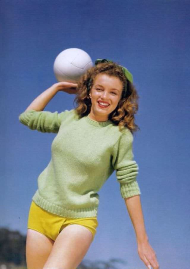 Marilyn Monroe playing on the beach