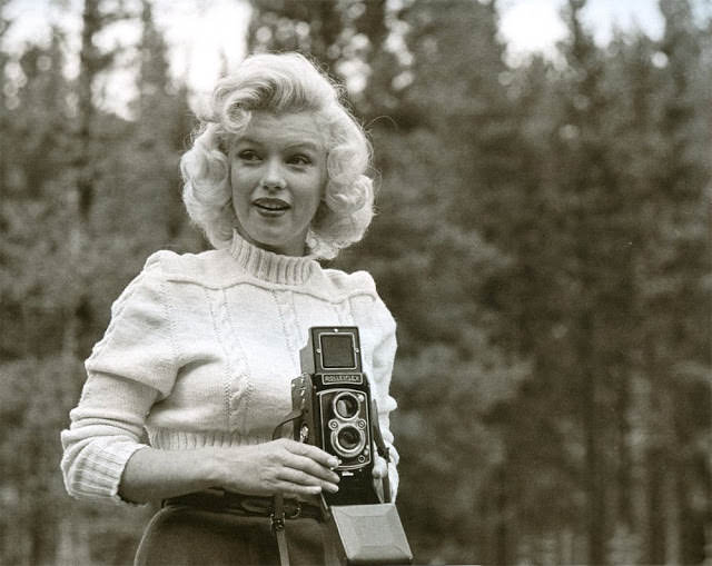 Marilyn Monroe with a Rolleiflex, 1953