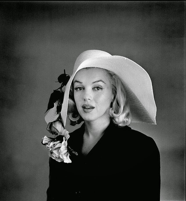 Marilyn Monroe waring hat, 1958