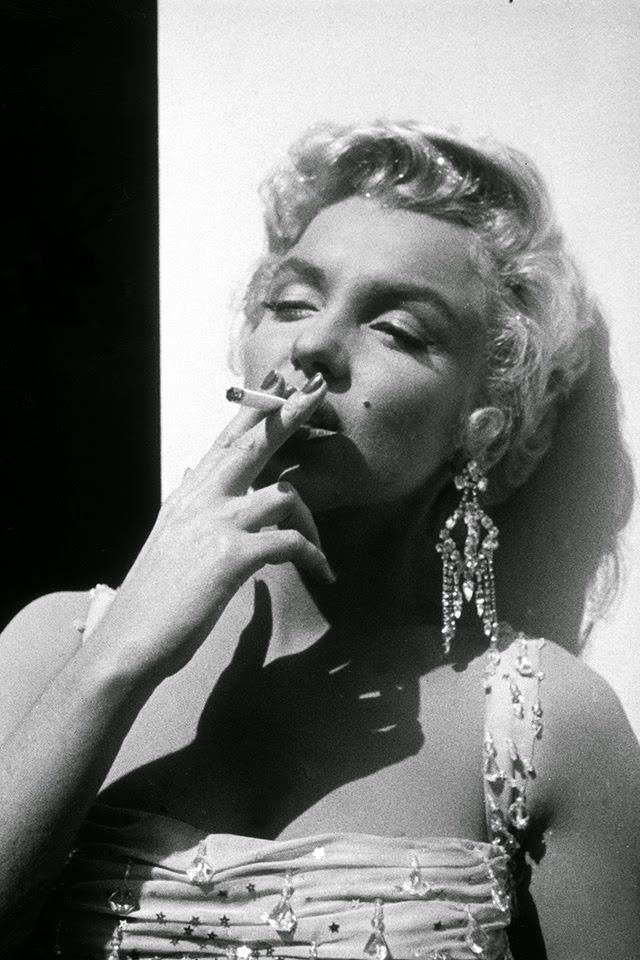 Marilyn smoking, 1954