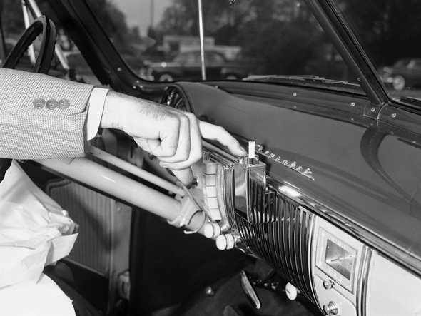 Safe cigarette lighter for car smokers, 1950