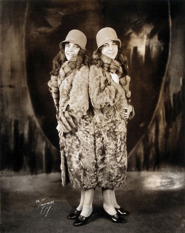 Bound By Flesh: 50+ Photos That Capture The Life Of Brave Conjoined Twins, Daisy And Violet Hilton