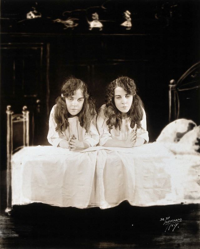 Bound By Flesh: 50+ Photos That Capture The Life Of Brave Conjoined Twins, Daisy And Violet Hilton