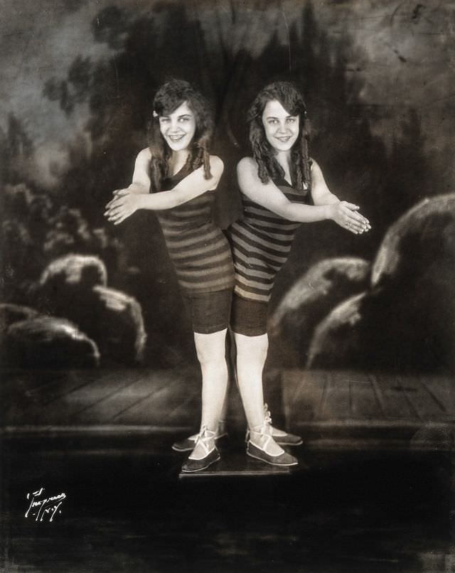Bound By Flesh: 50+ Photos That Capture The Life Of Brave Conjoined Twins, Daisy And Violet Hilton