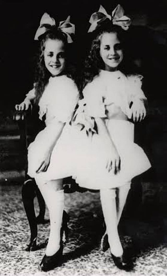 Bound By Flesh: 50+ Photos That Capture The Life Of Brave Conjoined Twins, Daisy And Violet Hilton