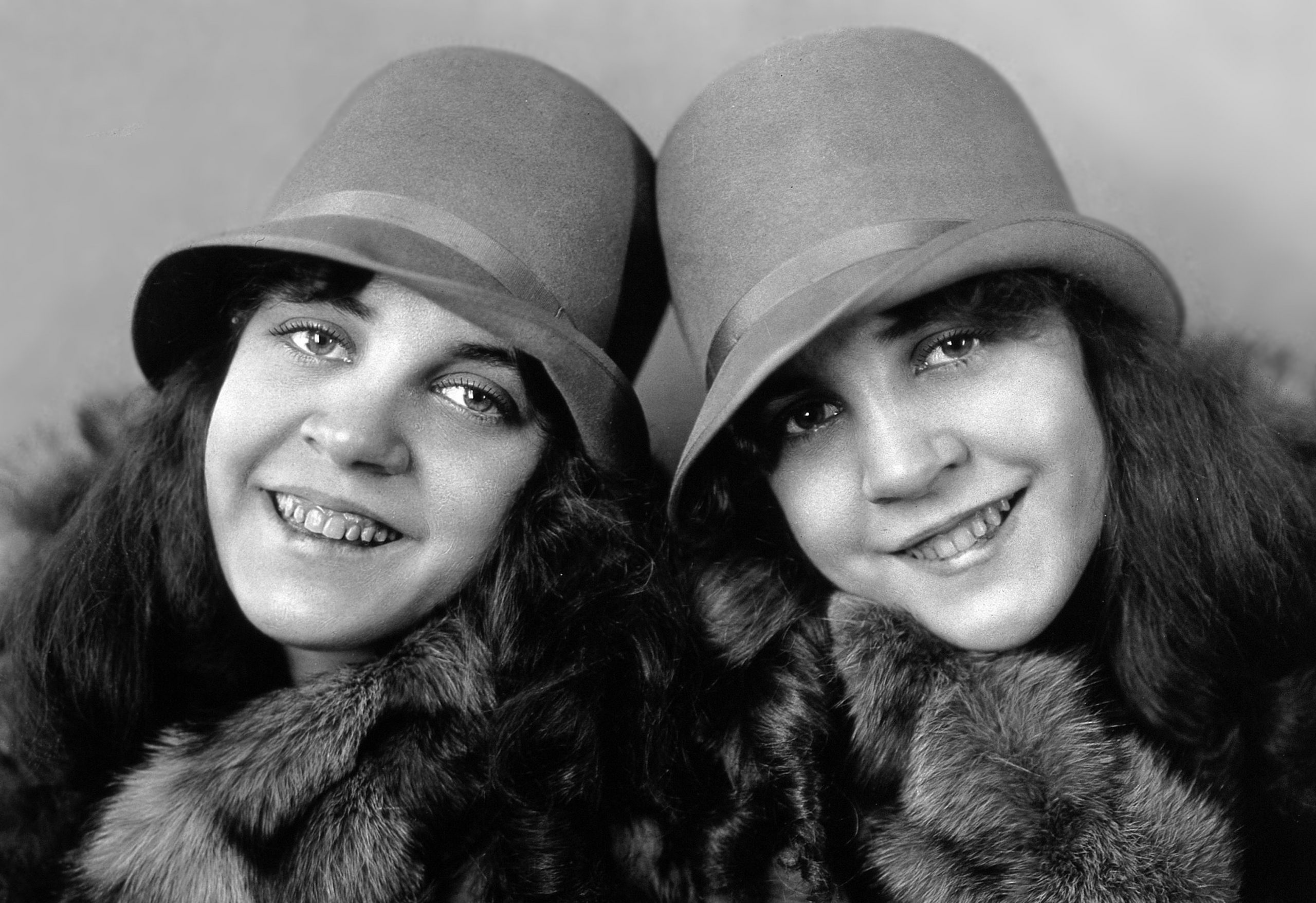 Bound By Flesh: 50+ Photos That Capture The Life Of Brave Conjoined Twins, Daisy And Violet Hilton