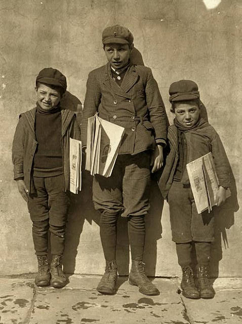Twin brothers who sell newspapers in Hartford, Connecticut from 1909