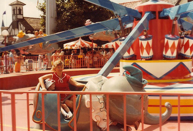 50+ Fascinating Color Photos Of Disneyland From 1970s