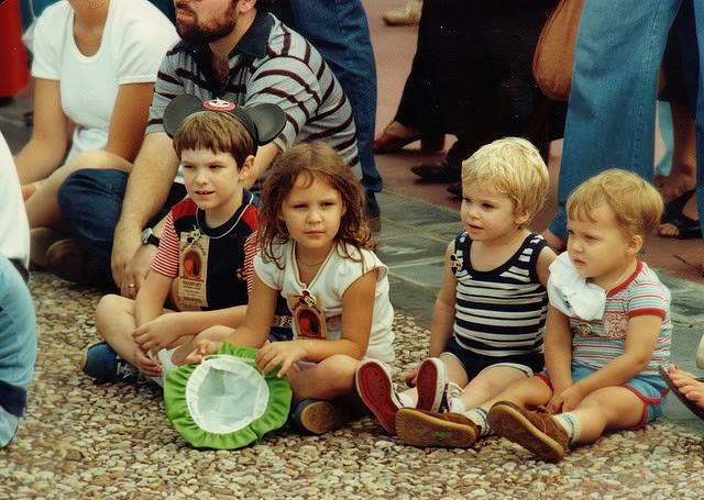 50+ Fascinating Color Photos Of Disneyland From 1970s