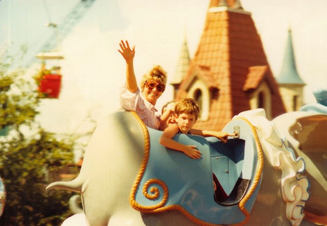 50+ Fascinating Color Photos Of Disneyland From 1970s