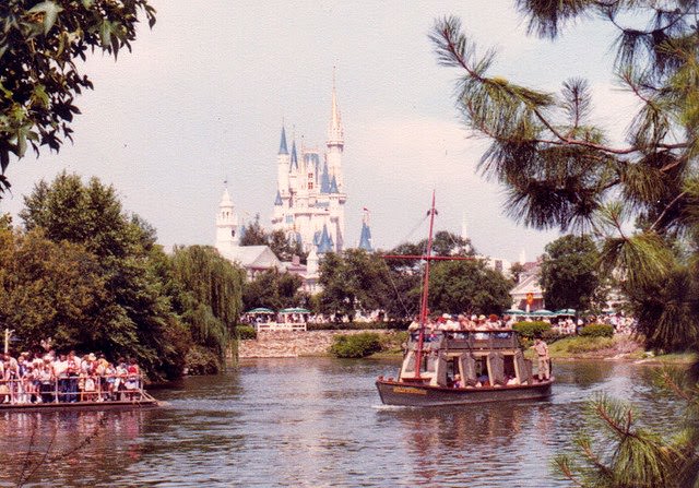 50+ Fascinating Color Photos Of Disneyland From 1970s