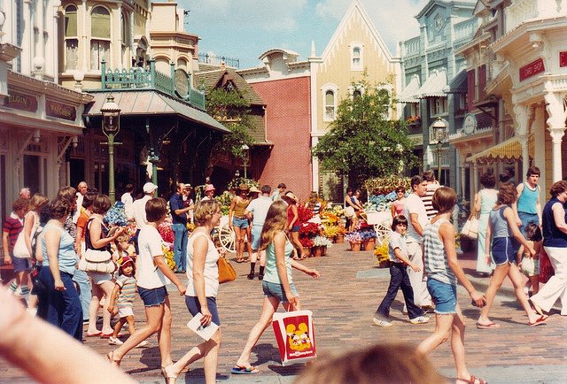 50+ Fascinating Color Photos Of Disneyland From 1970s