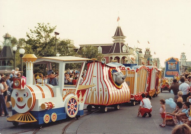 50+ Fascinating Color Photos Of Disneyland From 1970s