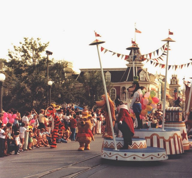 50+ Fascinating Color Photos Of Disneyland From 1970s