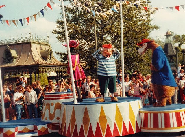 50+ Fascinating Color Photos Of Disneyland From 1970s