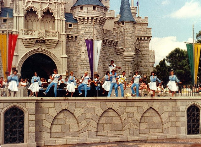 50+ Fascinating Color Photos Of Disneyland From 1970s