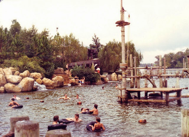 50+ Fascinating Color Photos Of Disneyland From 1970s