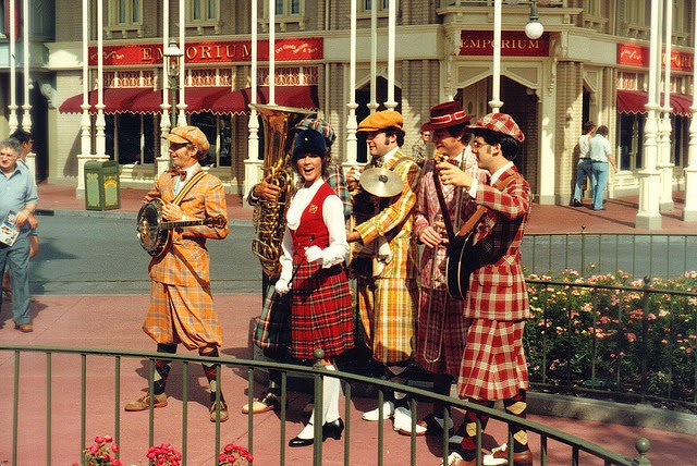 50+ Fascinating Color Photos Of Disneyland From 1970s