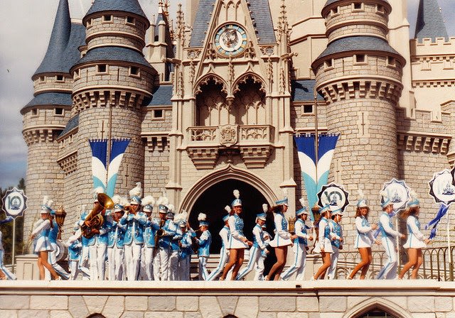 50+ Fascinating Color Photos Of Disneyland From 1970s