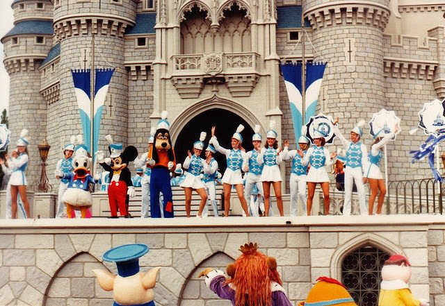 50+ Fascinating Color Photos Of Disneyland From 1970s