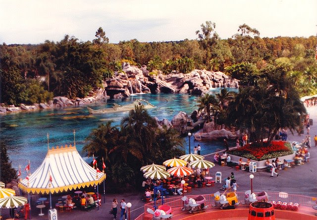 50+ Fascinating Color Photos Of Disneyland From 1970s
