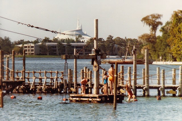 50+ Fascinating Color Photos Of Disneyland From 1970s