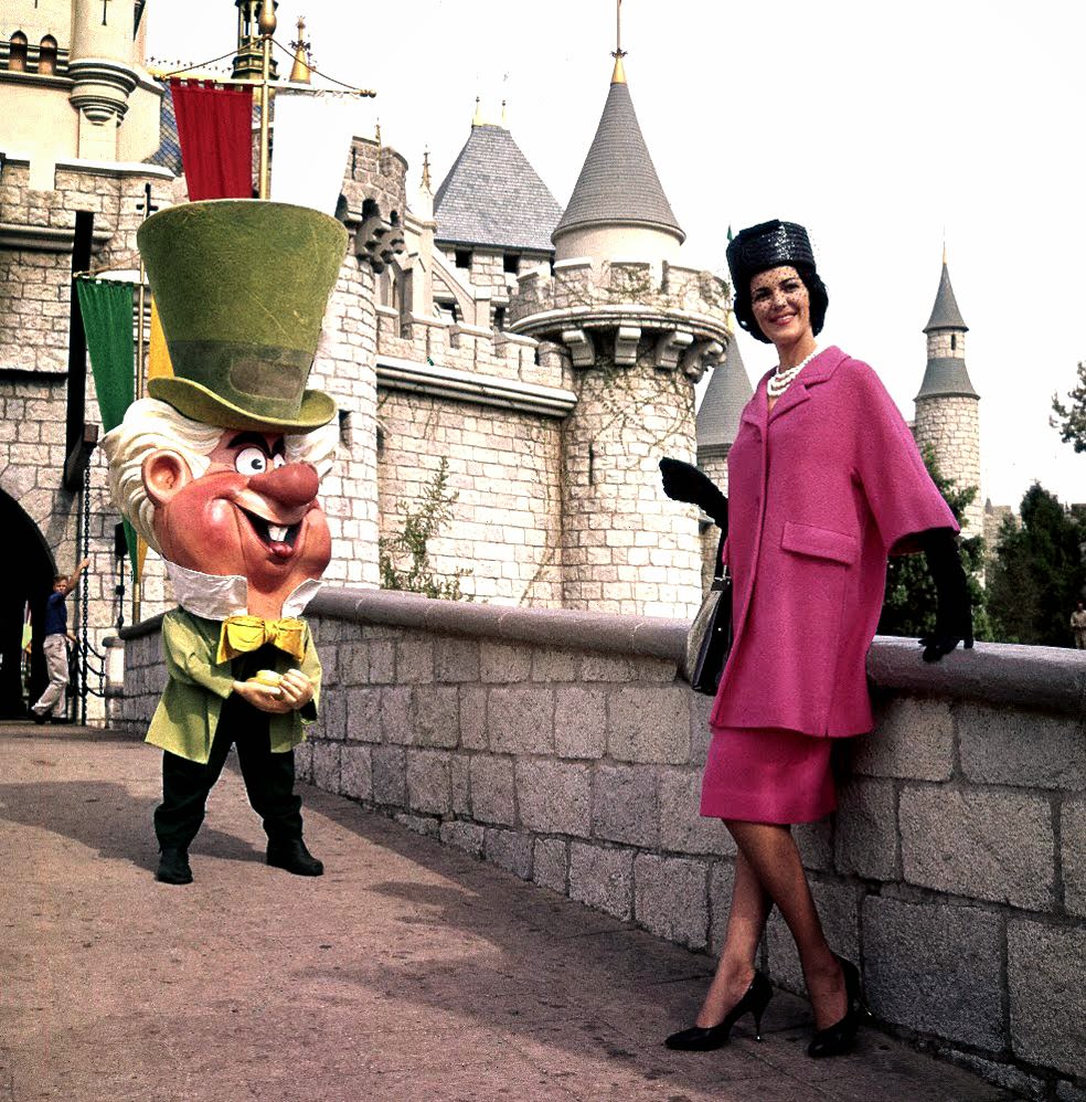 50+ Fascinating Color Photos Of Disneyland From 1970s