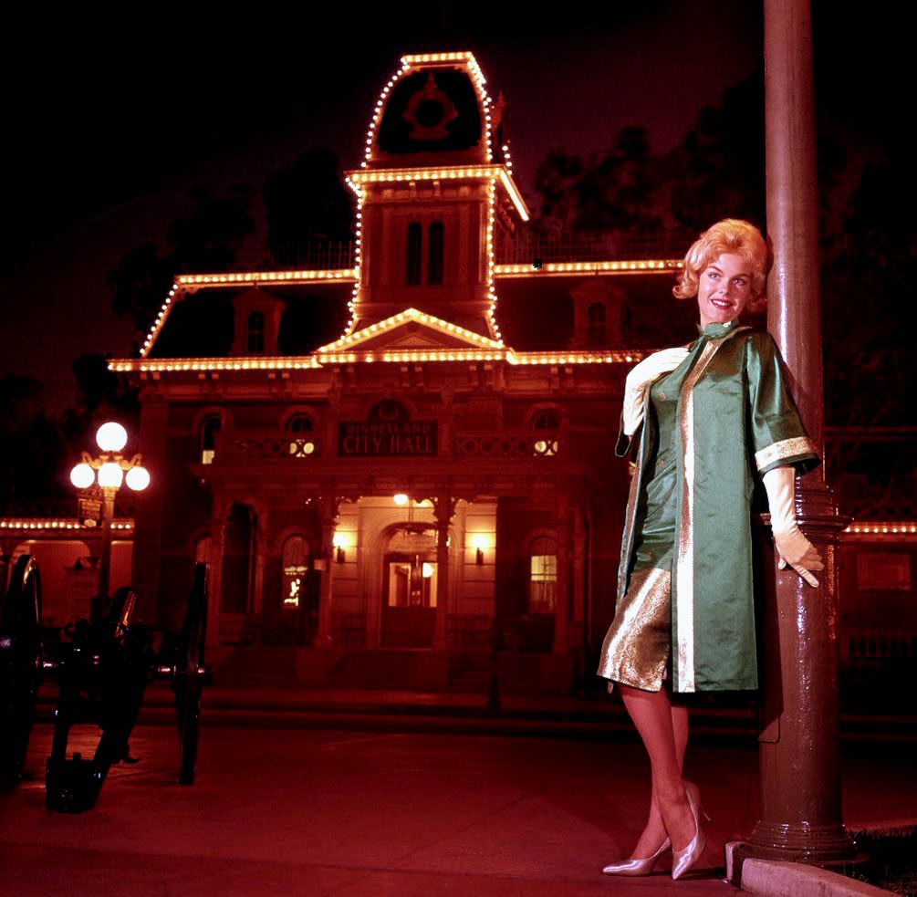 50+ Fascinating Color Photos Of Disneyland From 1970s