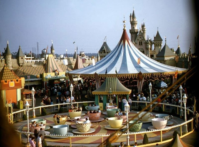 50+ Fascinating Color Photos Of Disneyland From 1970s