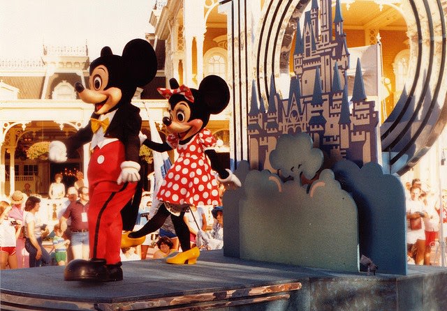 50+ Fascinating Color Photos Of Disneyland From 1970s