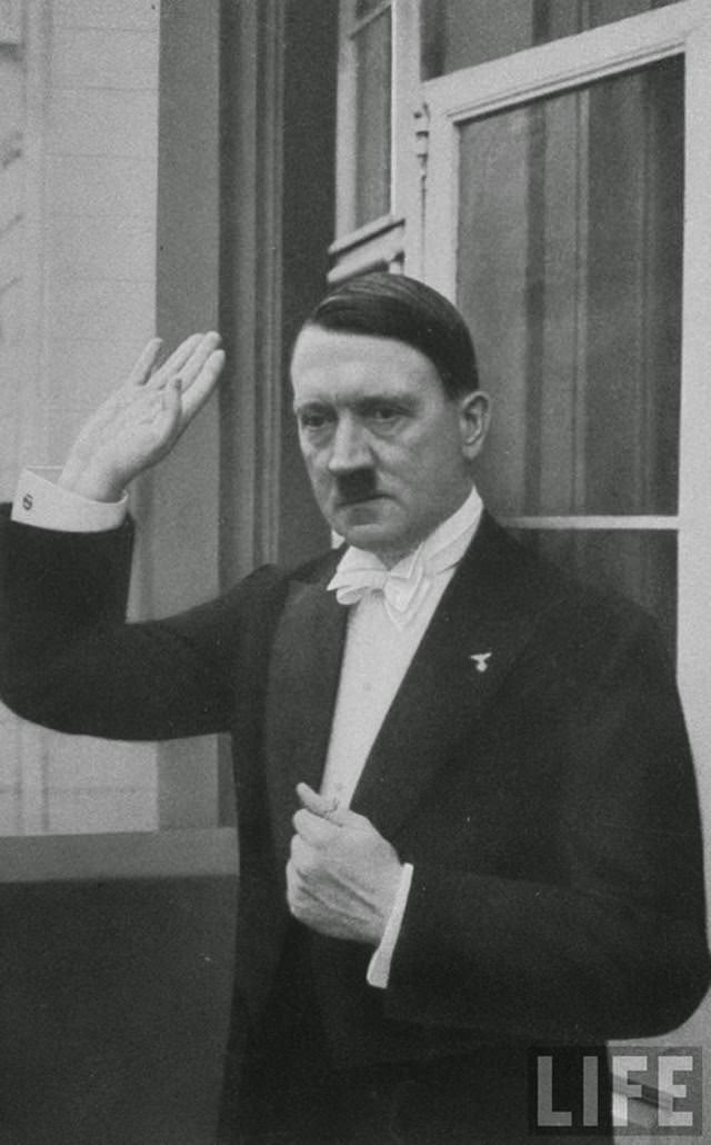 Hitler says goodbye at a New Year’s banquet. Berlin, 1936