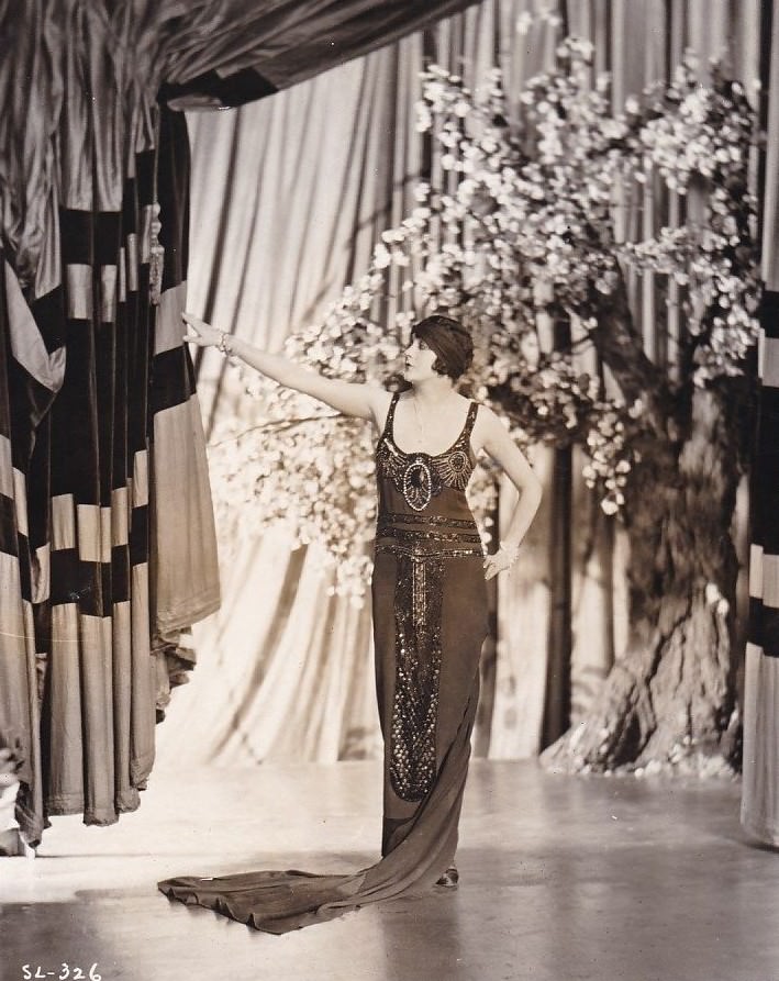 Barbara La Marr in "Sandra", 1924