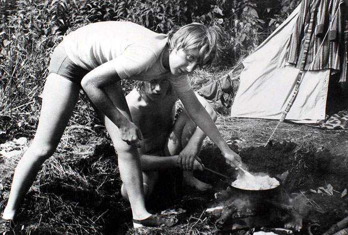 Angela Merkel prepares a mean on campfire, 1973