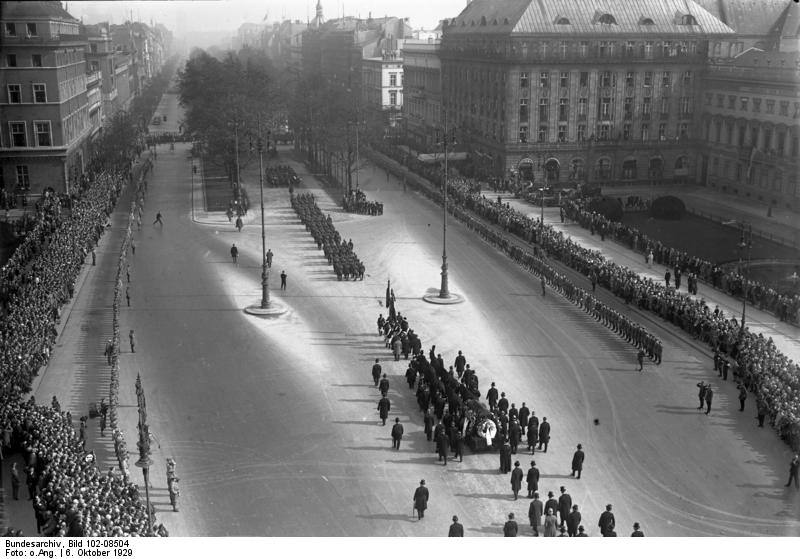 1920s Berlin: 50+ Historical Photos Showing Everyday Life In Berlin After World War I