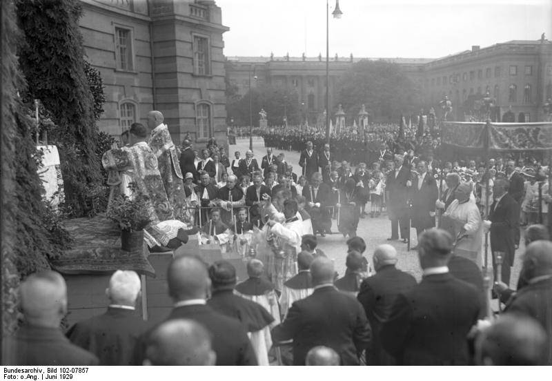 1920s Berlin: 50+ Historical Photos Showing Everyday Life In Berlin After World War I