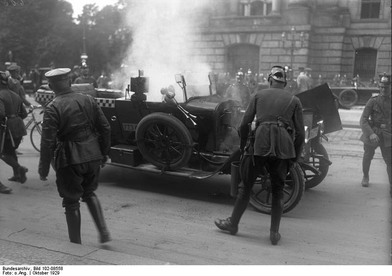 1920s Berlin: 50+ Historical Photos Showing Everyday Life In Berlin After World War I
