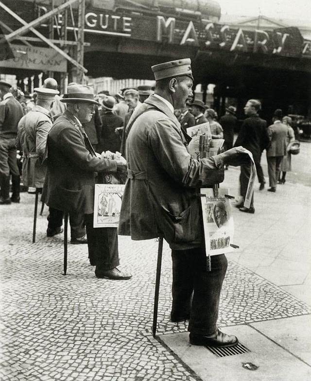 Newspaper sellers on seat sticks, Berlin, 1927.