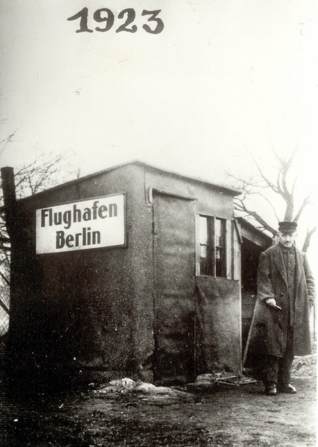 In 1923, the #Berlin Tempelhof airport was opened. Its 1st building? A small hut for the first construction workers.