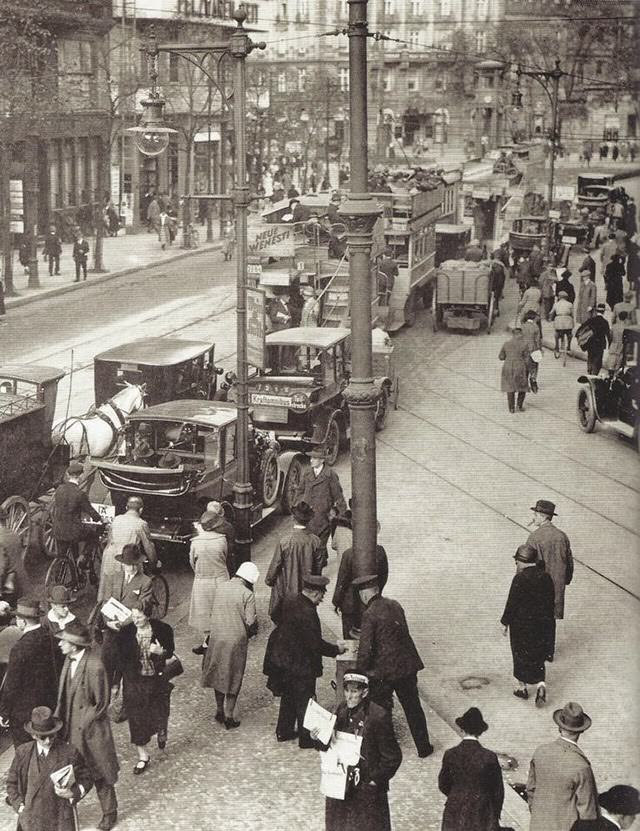 Rush hour, Berlin, 1927.