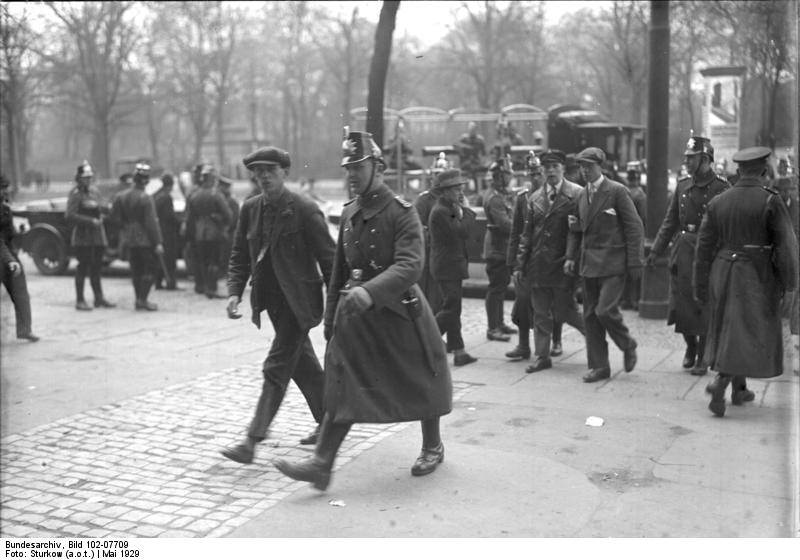 1920s Berlin: 50+ Historical Photos Showing Everyday Life In Berlin After World War I