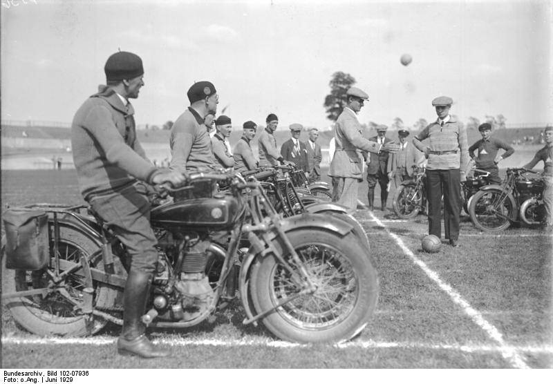 1920s Berlin: 50+ Historical Photos Showing Everyday Life In Berlin After World War I