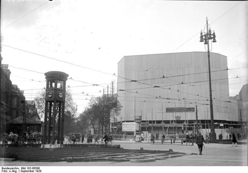 1920s Berlin: 50+ Historical Photos Showing Everyday Life In Berlin After World War I