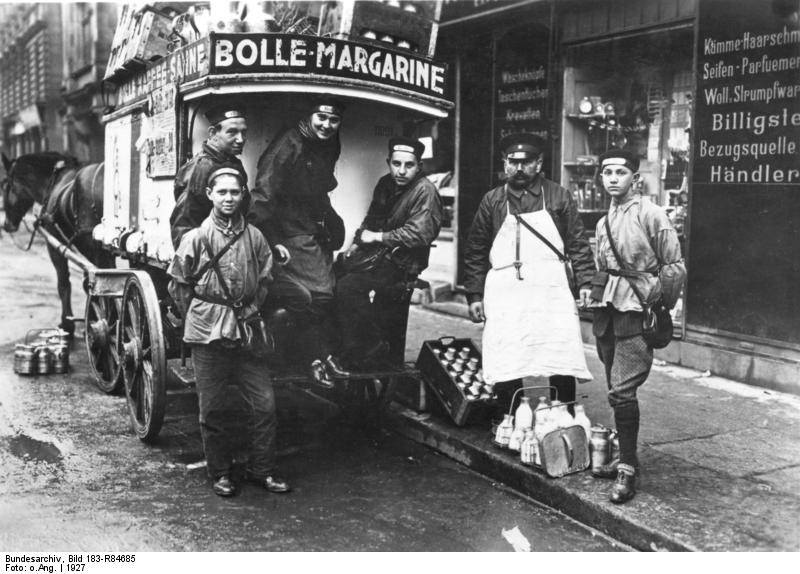 1920s Berlin: 50+ Historical Photos Showing Everyday Life In Berlin After World War I