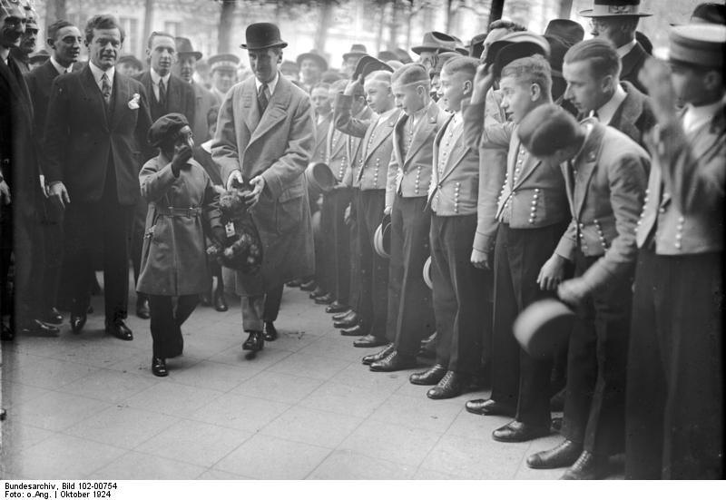 1920s Berlin: 50+ Historical Photos Showing Everyday Life In Berlin After World War I