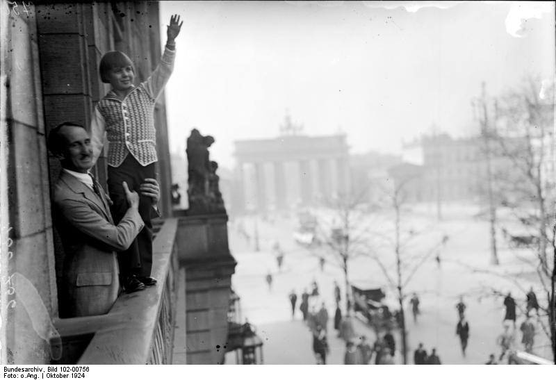 1920s Berlin: 50+ Historical Photos Showing Everyday Life In Berlin After World War I