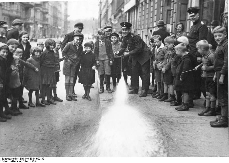 1920s Berlin: 50+ Historical Photos Showing Everyday Life In Berlin After World War I